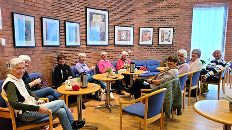 Fellesskap, prat og strikketøy på strikkekaféen