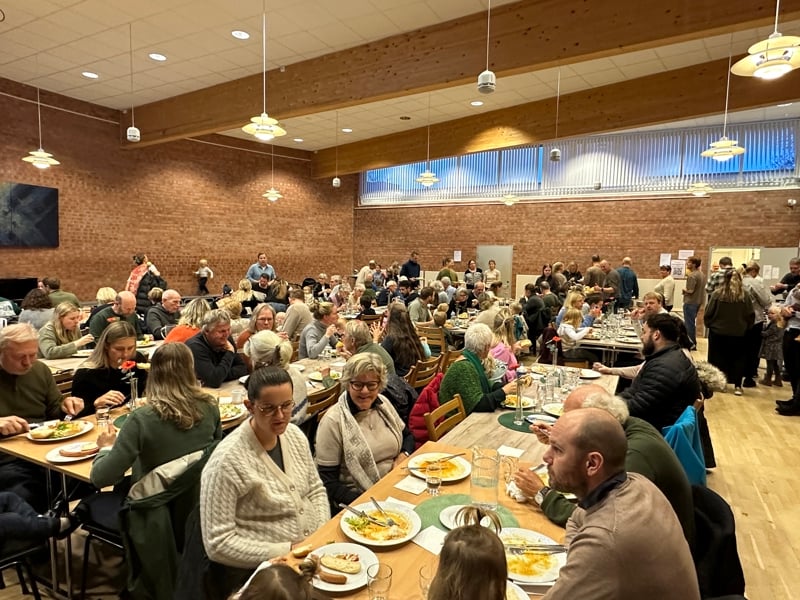 Middag - stappfullt på kirketorget