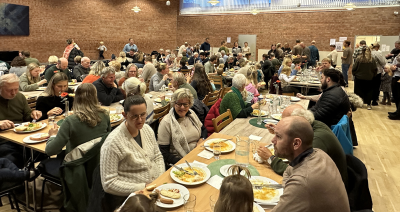 Middag - stappfullt p&aring; kirketorget