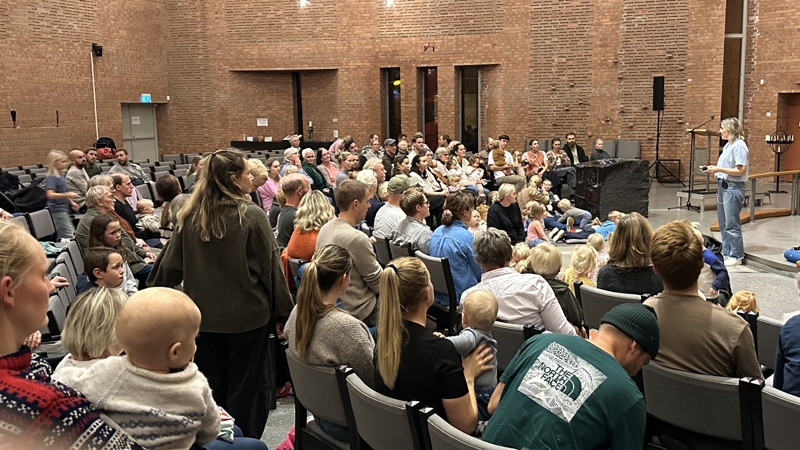 Forventningsfulle 2- og 3- med foreldre og besteforeldre