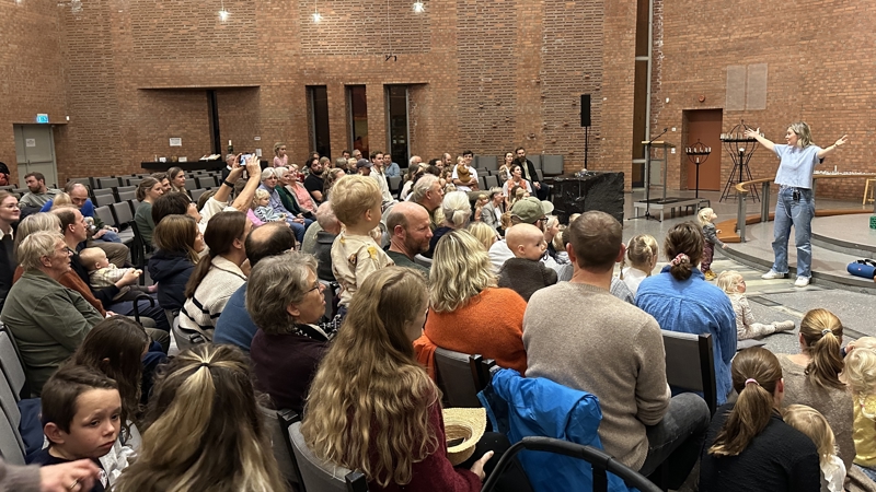 Forventningsfulle to- og treåringer i Søm kirke