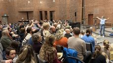 Forventningsfulle to- og treåringer i Søm kirke