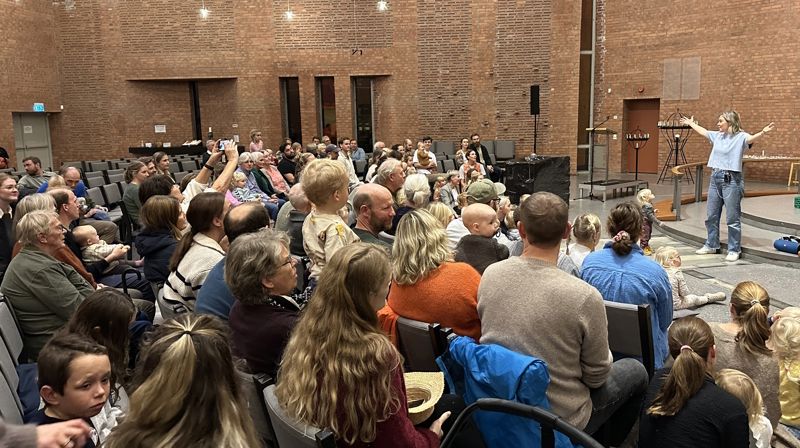 Forventningsfulle to- og treåringer i Søm kirke