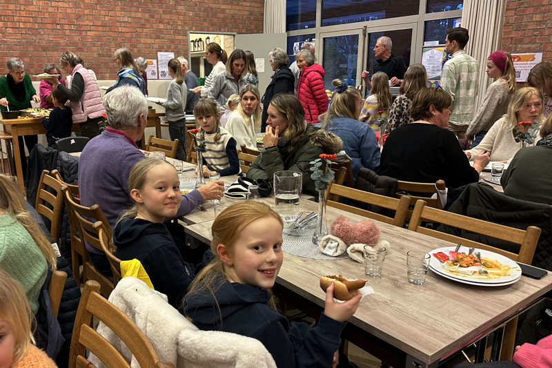 Kø for å kjøpe middag, men det er mat til alle