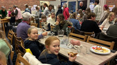 Kø for å kjøpe middag, men det er mat til alle