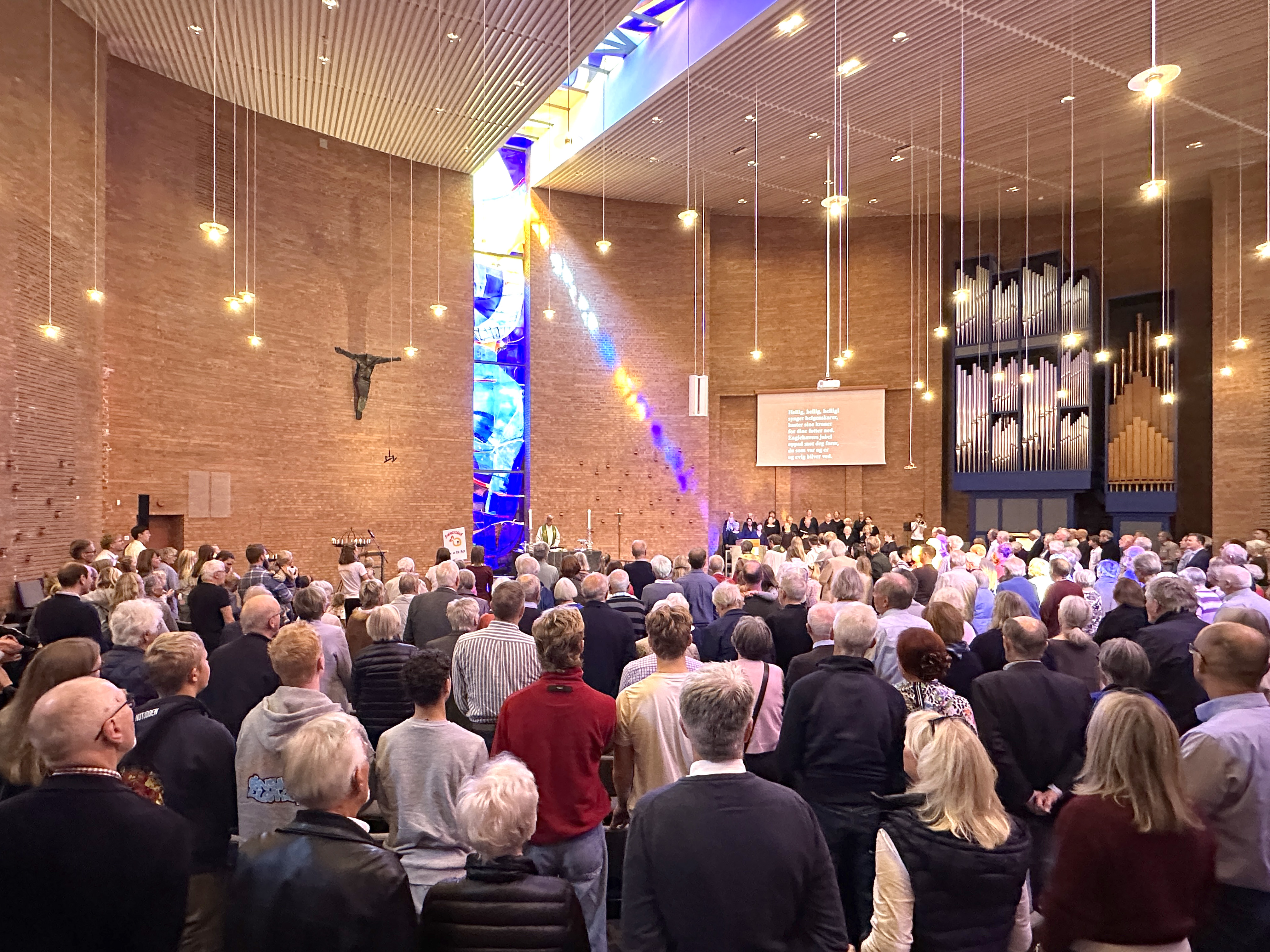 Søndag med full kirke