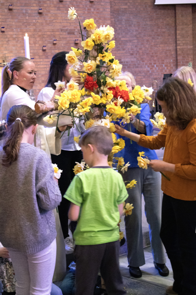 "Det trengs ingen blomster til graven" synger vi. Blomstene fester vi heller på korset.