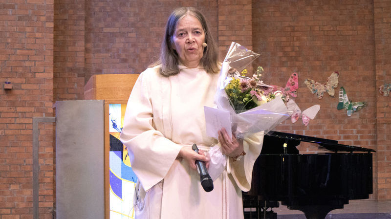 Ellen fikk blomster og mange gode ord