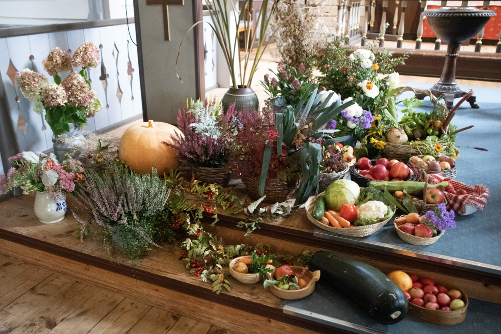 Kirka pyntet med markens grøde