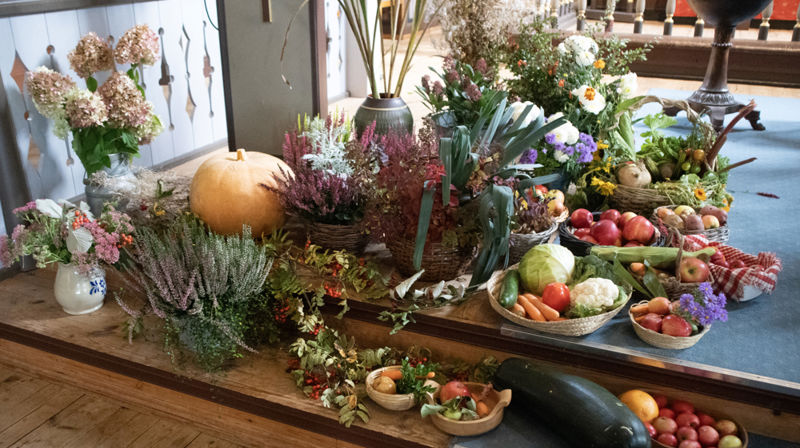 Kirka pyntet med markens grøde