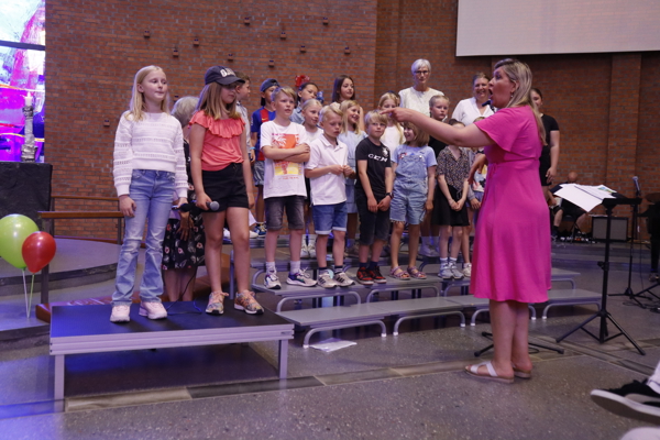 June leder Tros-koret på Balubadagen