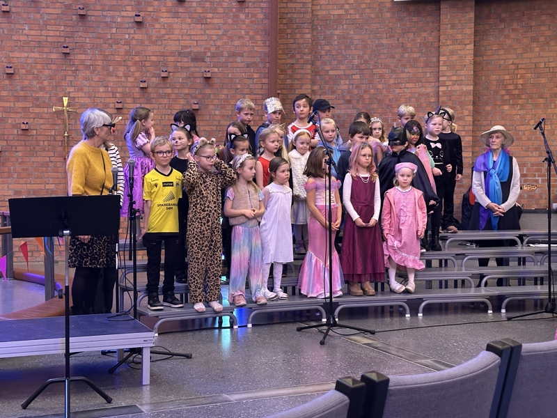 Tros1 på karnevalsgudstjeneste med full kirke