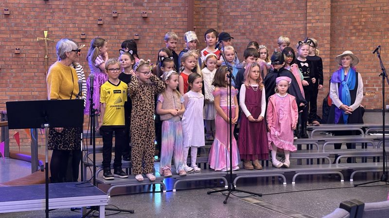 Tros1 på karnevalsgudstjeneste med full kirke