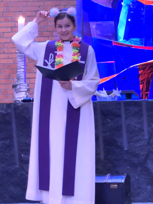 Kristin prest hadde ogs&aring; pyntet seg