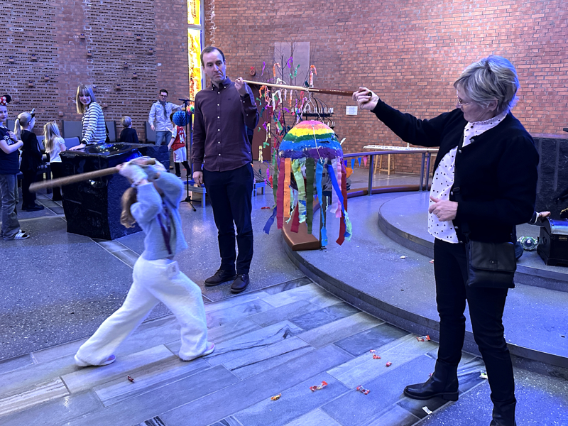 Jente sl&aring;r p&aring; pinjata