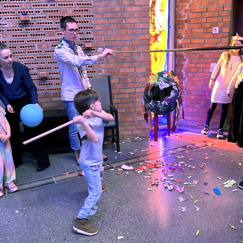 Gutt sl&aring;r p&aring; pinjata