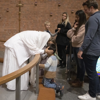 Mama Maggie velsigner en gutt