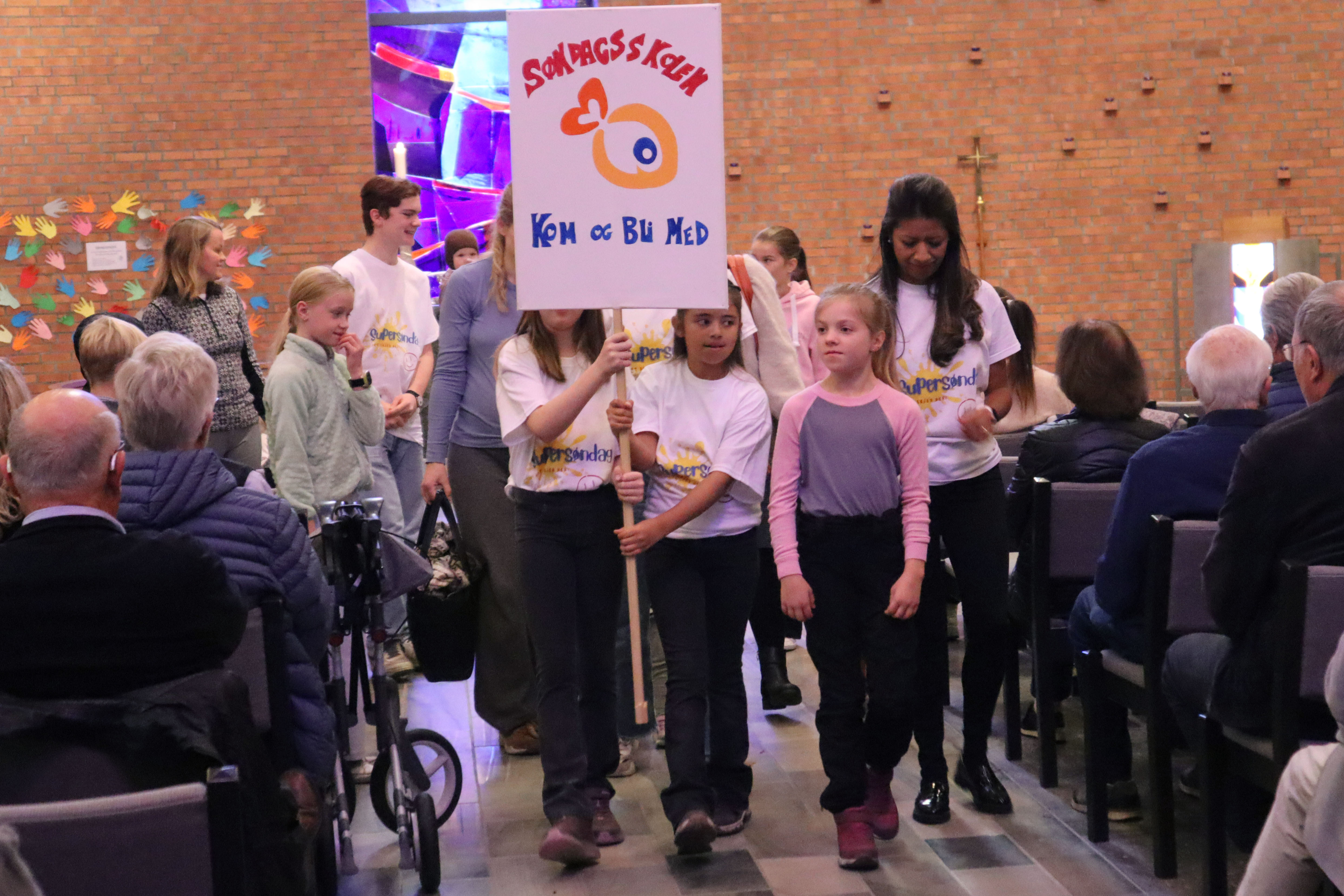 Barna går til søndagsskolen
