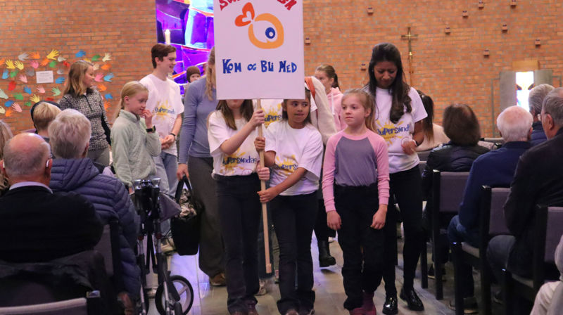 Barna går til søndagsskolen