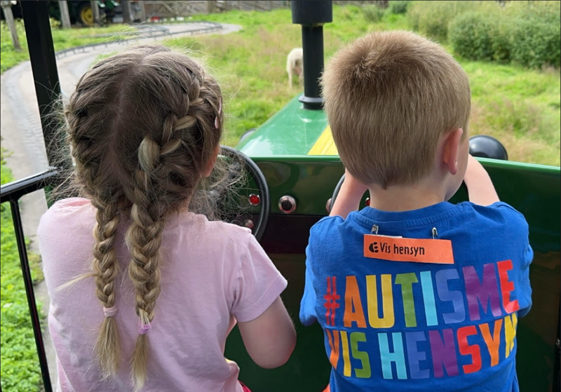 Barn i lekebil - en er autist