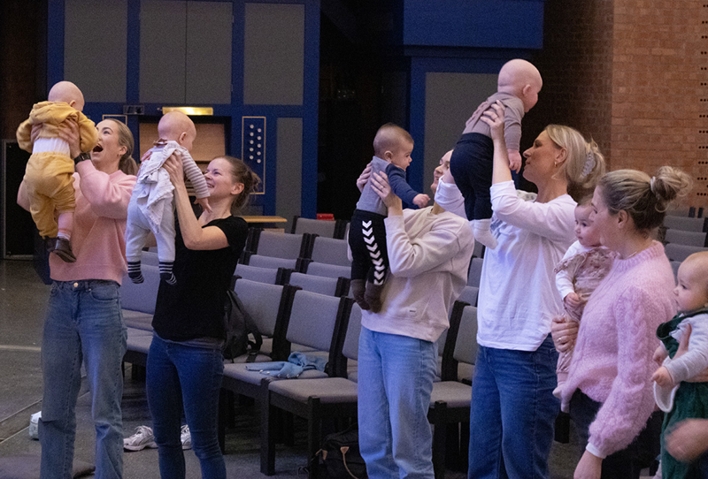 Små og store trives på babysang i Søm kirke