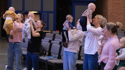 Små og store trives på babysang i Søm kirke