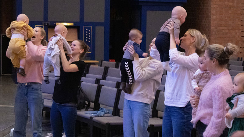 Små og store trives på babysang i Søm kirke