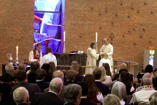 Det er forbønn for hver konfirmant