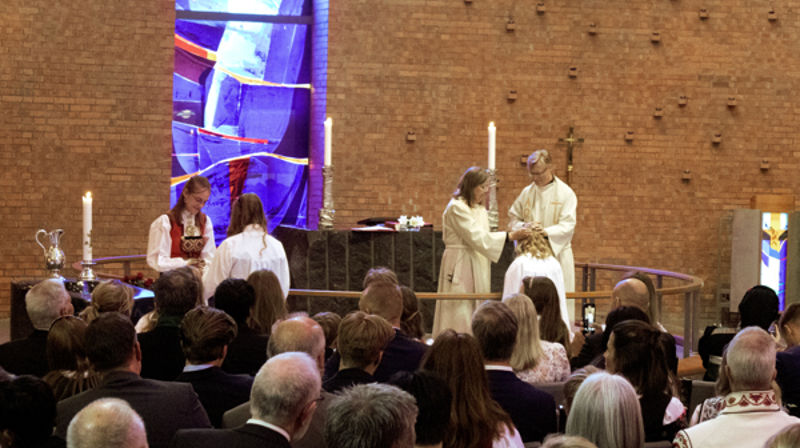 Det er forbønn for hver konfirmant