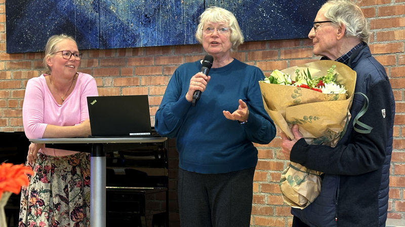 MR-leder Kirsten Leidal rettet en hjertelig takk til Tove Houck Christensen og Ralph Nash for arbeid med Kirkenytt i mange år