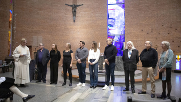 Det nye menighetsrådet: Fra venstre sokneprest Rolf Erik Hanisch, Lars Ivar Gjørv, Margot Tangen, Kirsten Leidal (menighetsrådsleder), Thomas Pedersen, Anita Haugstad, Bernhard Hovden, Martin Pearson, Karl Henry Eielsen, Anne Mari Bergkåsa.