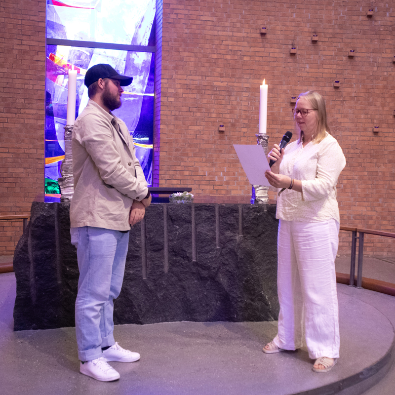 Menighetrådsleder Kirsten Leidal leser biskopens tjenestebrev til Tobias Malvig. 