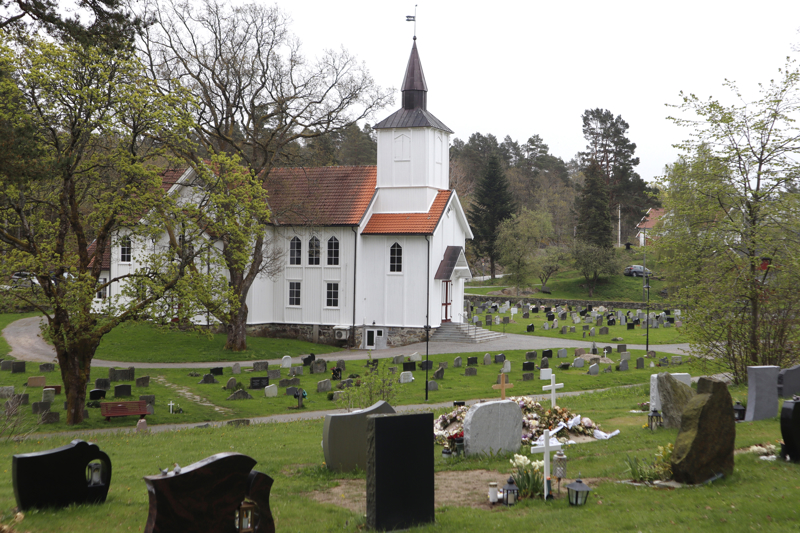 Randesund kirke og kirkegård