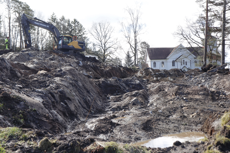 Ved Randesund kirke april 2024: Graving og sprenging på det som skal bli gravlund.
