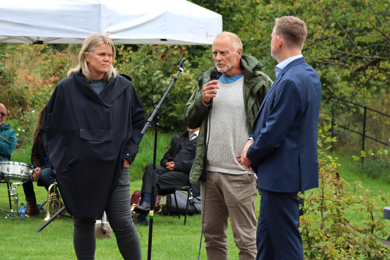 Prosjektledederne, Helmer Espeland og Lillian Frigstad fortalte om arbeidet med å planlegge og lage gravplassen.
