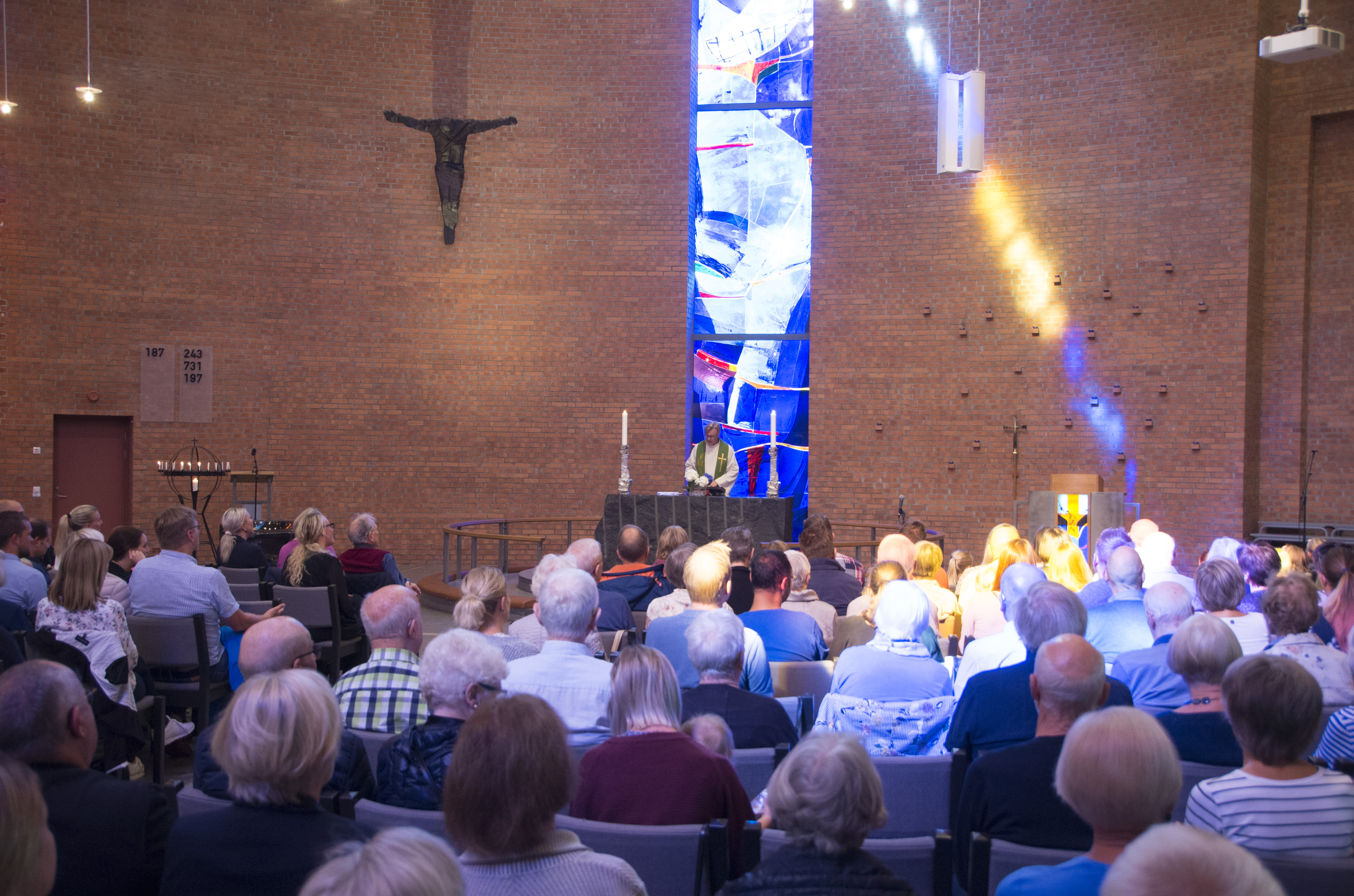 Gudstjeneste i Søm kirke, Kristiansand. Sokneprest Rolf Erik Hanisch ønsker velkommen.