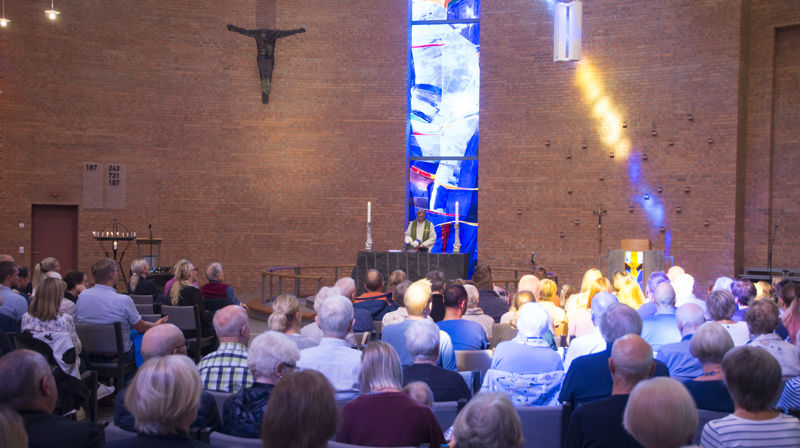 Gudstjeneste i Søm kirke, Kristiansand. Sokneprest Rolf Erik Hanisch ønsker velkommen.