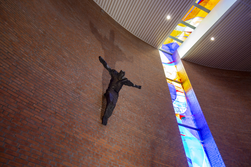 Skyggen av den korsfestede trer frem som skyggen av den oppstandne Kristus.