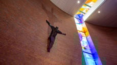 Skyggen av den korsfestede trer frem som skyggen av den oppstandne Kristus.