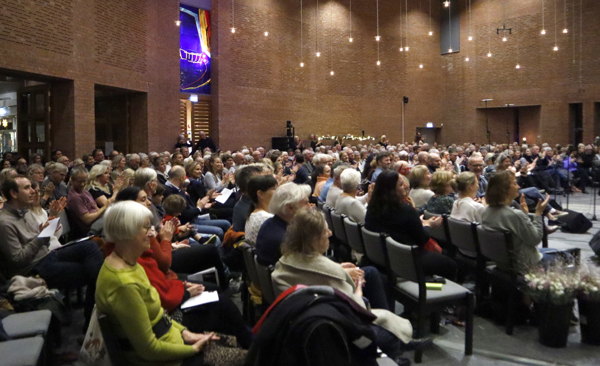 Et begeistret publikum fylte Søm kirke