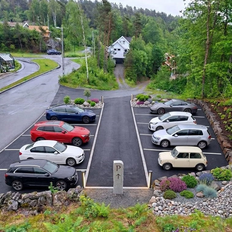 Bildet under viser hvordan parkeringen er tenkt. Bildet er KI-generert