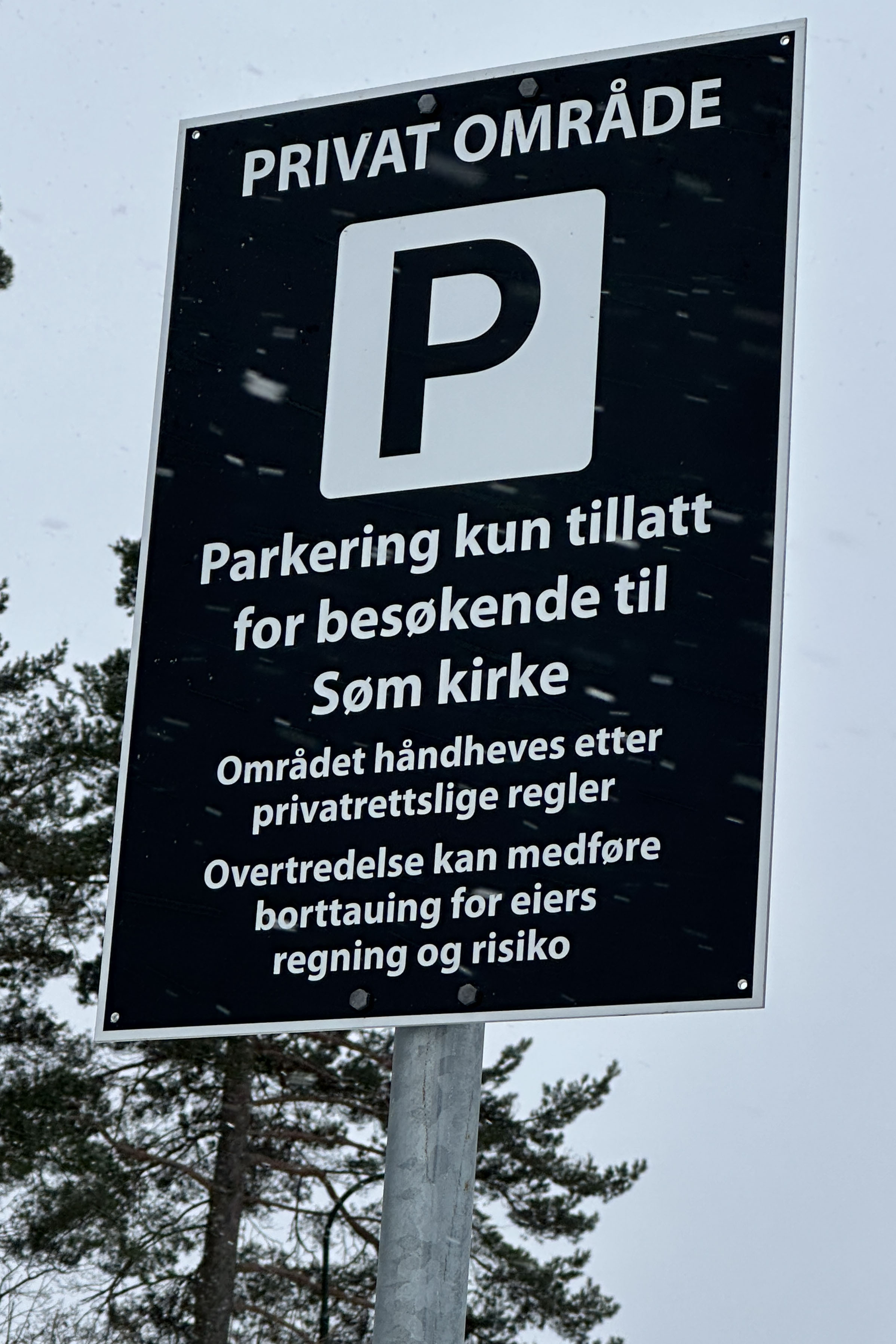 Skilt: Kun parkering for besøkende til Søm kirke