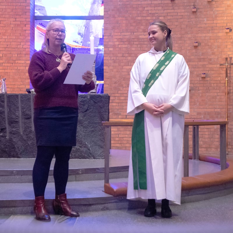 Menighetsrådsleder Kirsten Leidal leser tilsettingsbrevet fra biskopen