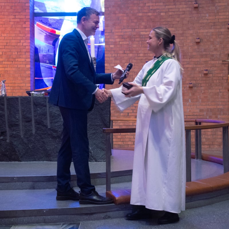 Kirkeverge Andreas Andersen hilser fra Fellesrådet. og gratulerer Mathilde Dolsvåg Giske