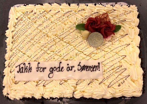 Bl&oslash;tkake med p&aring;skrift: Takk for gode &aring;r, S&oslash;rensen!