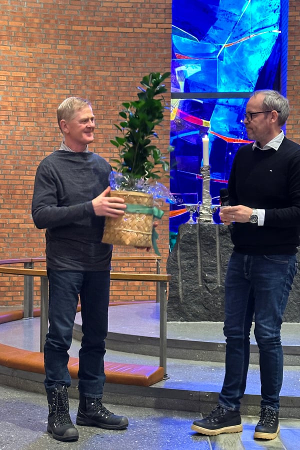 Per Svein S&oslash;rensen f&aring;r blomst av Bernhard Hovden i menighetsr&aring;det