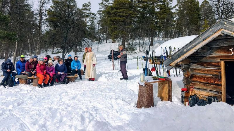 Tradisjonsrik gudstjeneste på Rogogjerdsvora