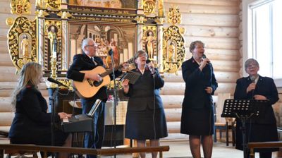 Frelsesarmeens folk med god sang! (Alle bilder: Jan Inge Flå, Opdalingen)