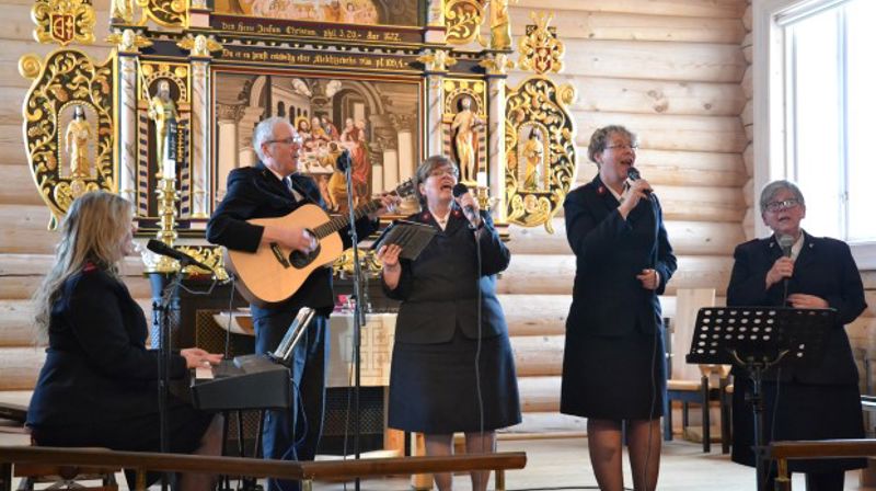 Frelsesarmeens folk med god sang! (Alle bilder: Jan Inge Flå, Opdalingen)