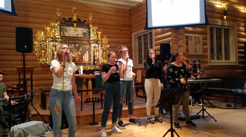 Full trøkk på ungdomsgudstjenesten i Innset kirke!